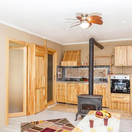 Sleeps 2 Pool Air Con Wifi *