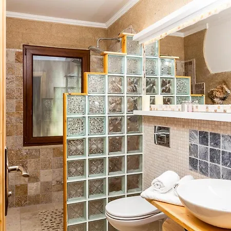 Sleeps 2 Pool Air Con Wifi *